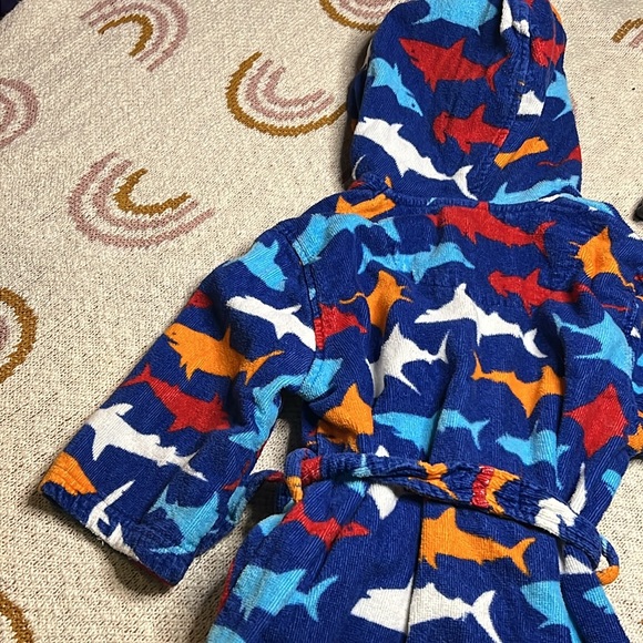 Shark print robe kids size XS 3/4 hood tie waist pool/beach/bath time - Picture 6 of 7
